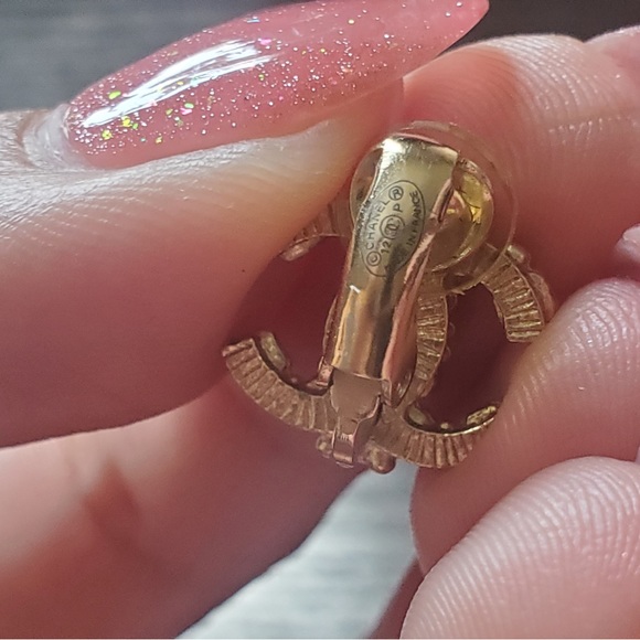 Vintage Chanel Pink Clip-On Earrings - Picture 3 of 5